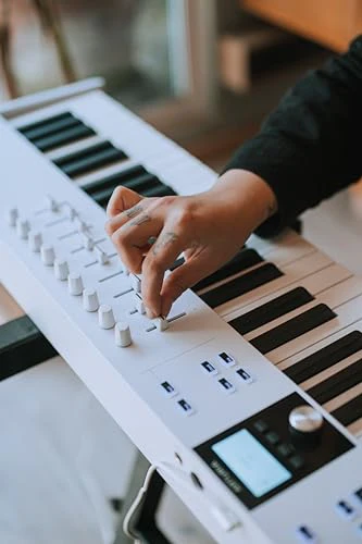 Arturia KeyLab Essential mk3 88-Key Universal MIDI Controller and Software (White) - Image 7